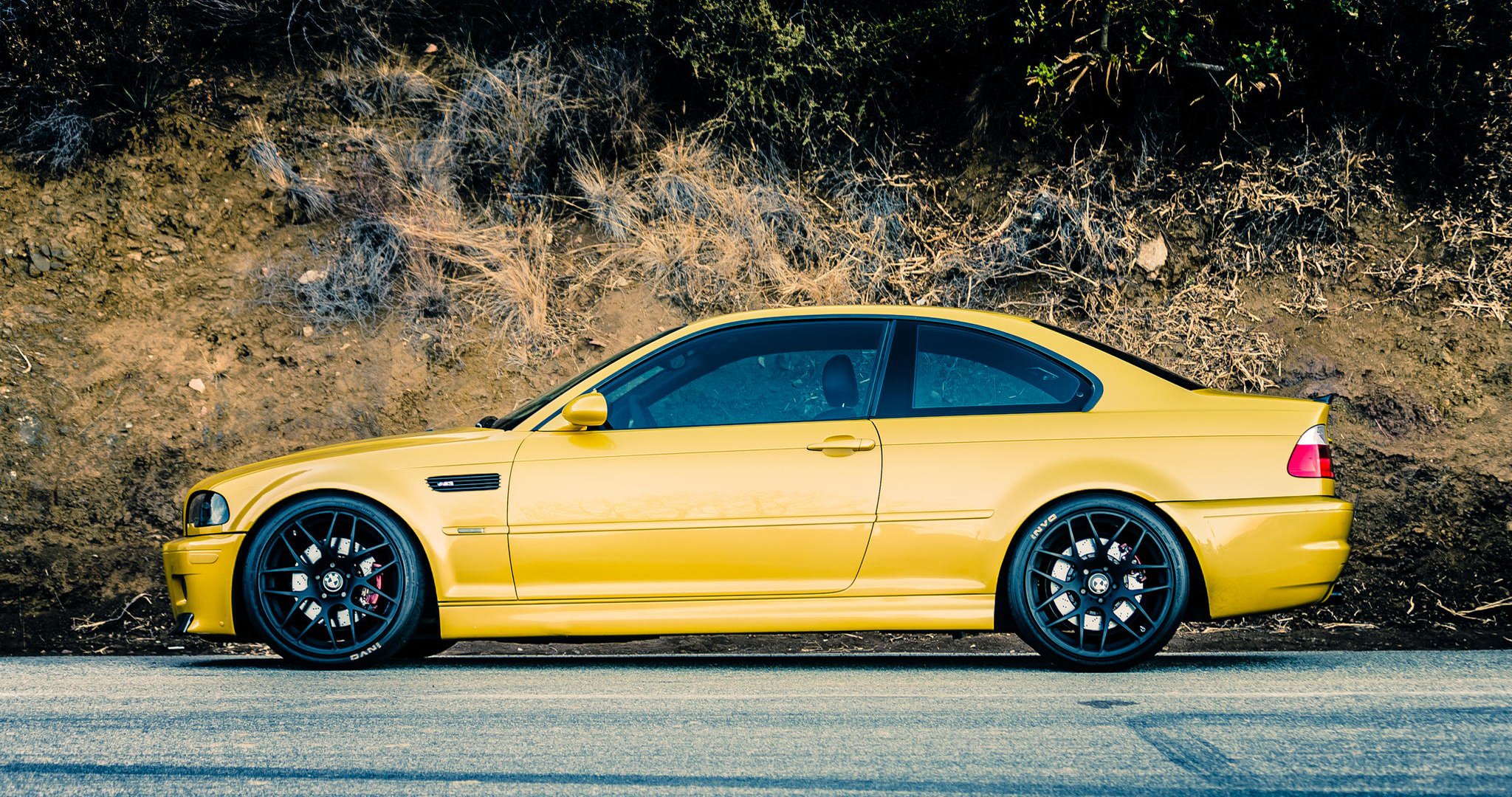 bmw m3 e46 giallo bmw strada lato