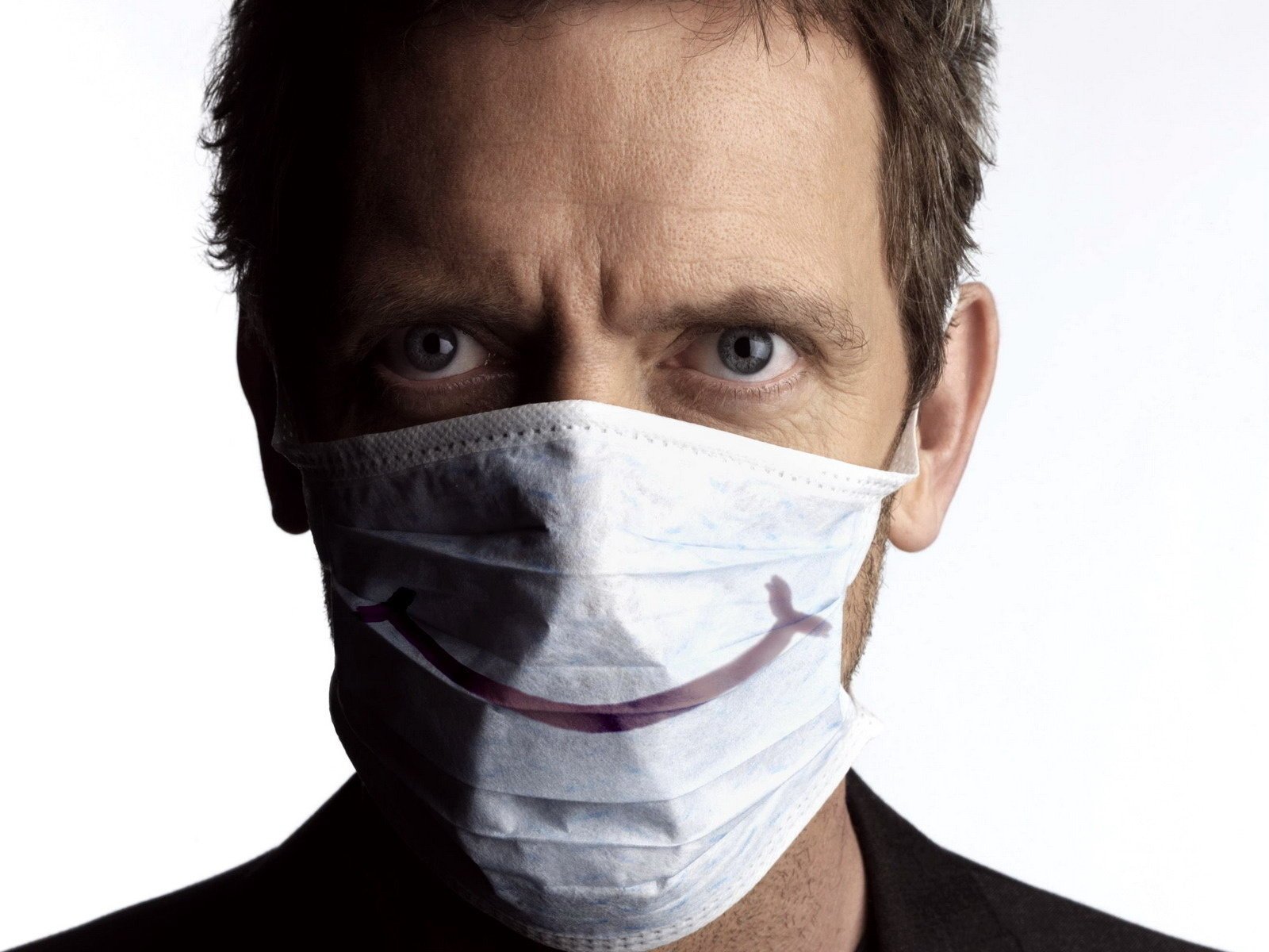 house hugh laurie augenbrauen dr. house kreativ lächeln lächeln maske gesicht foto augen blick weißer hintergrund film held schauspieler atemschutzmaske stirnband männer