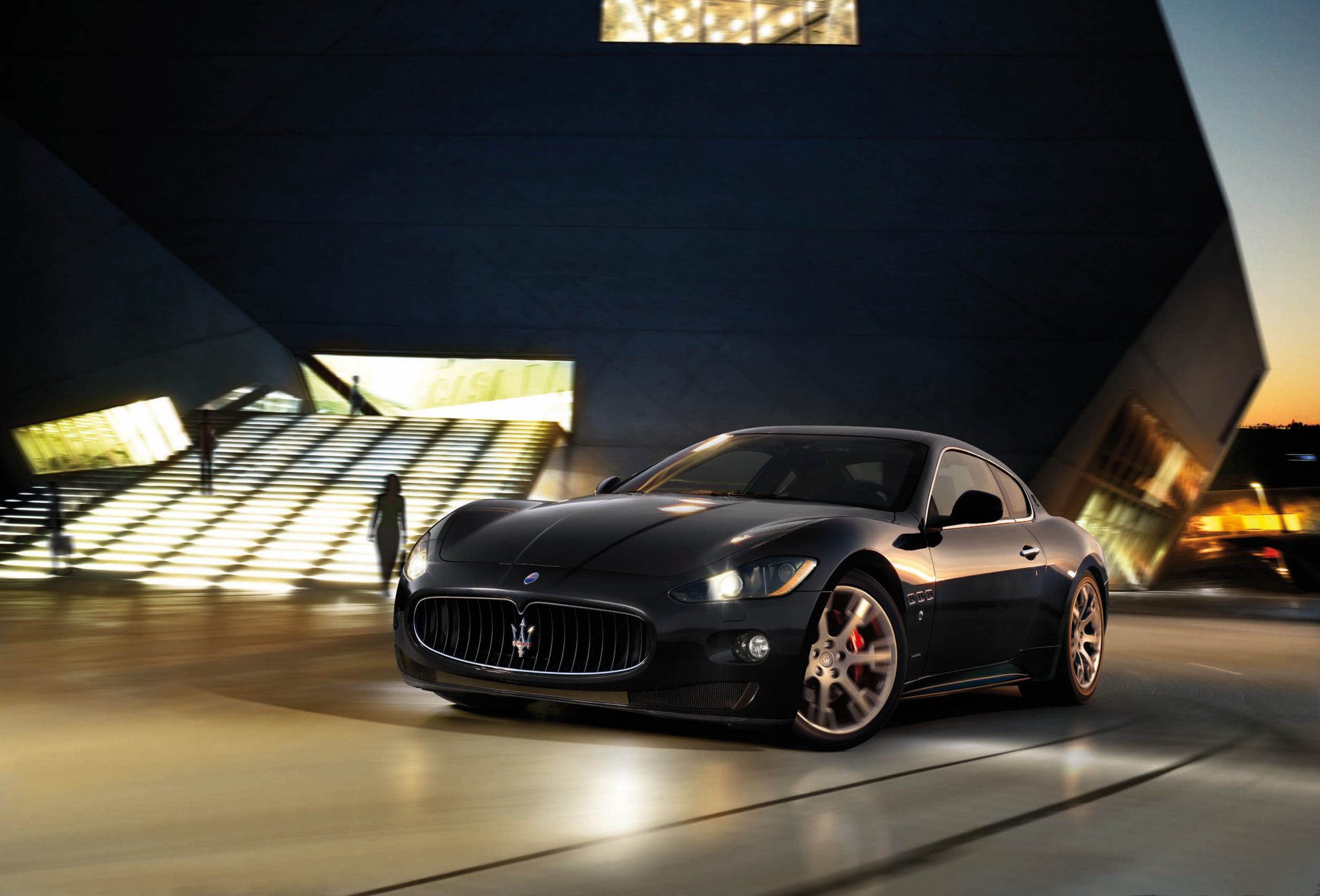 maserati granturismo noir nuit phares flou bâtiment