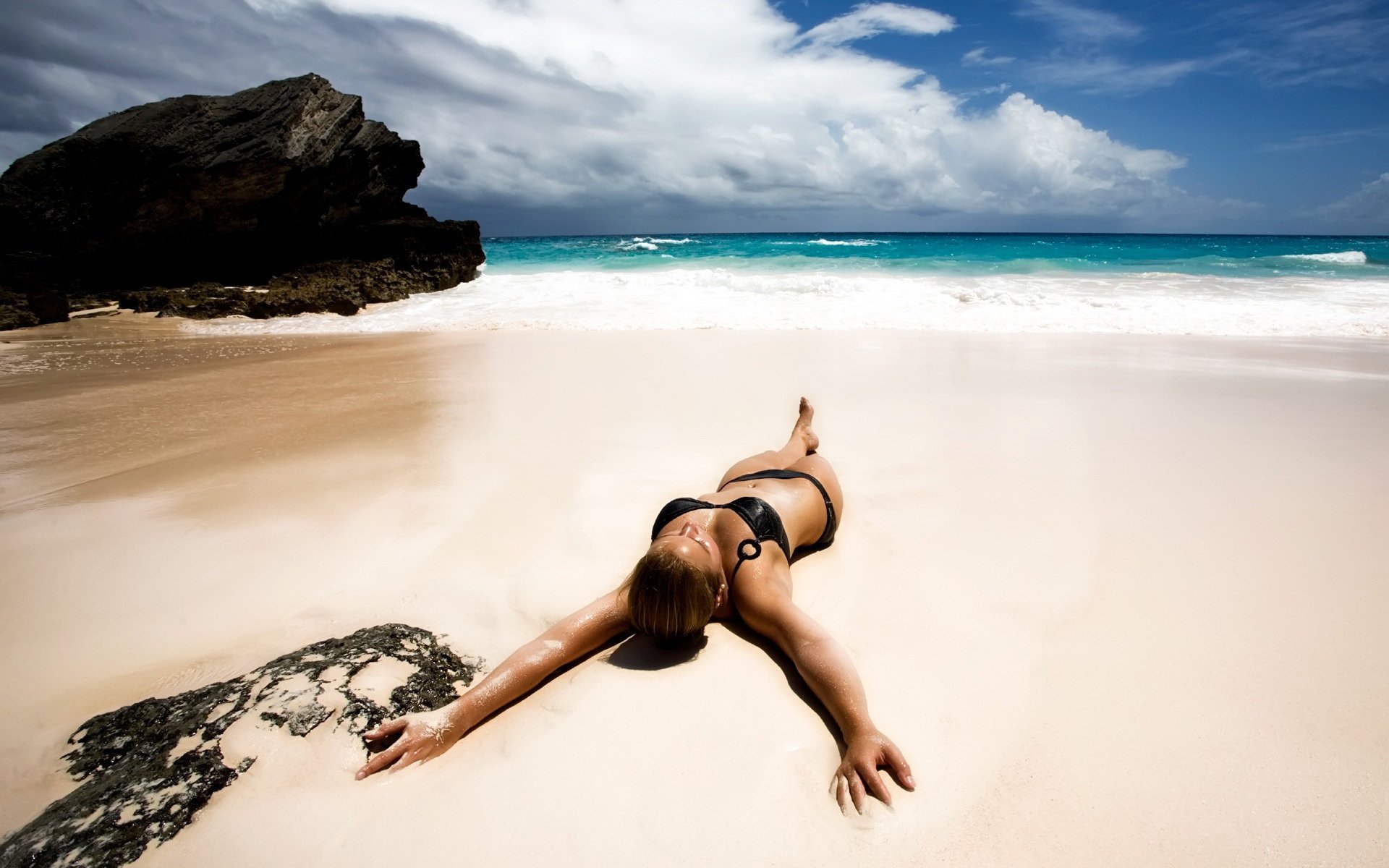 mädchen sonnenbrand strand himmel urlaub wolken sommer steine brandung ozean meer wasser badeanzug ufer brust sexy ausschnitt schlanke figur côte d azur glatte oberfläche sand fotomodelle frauen