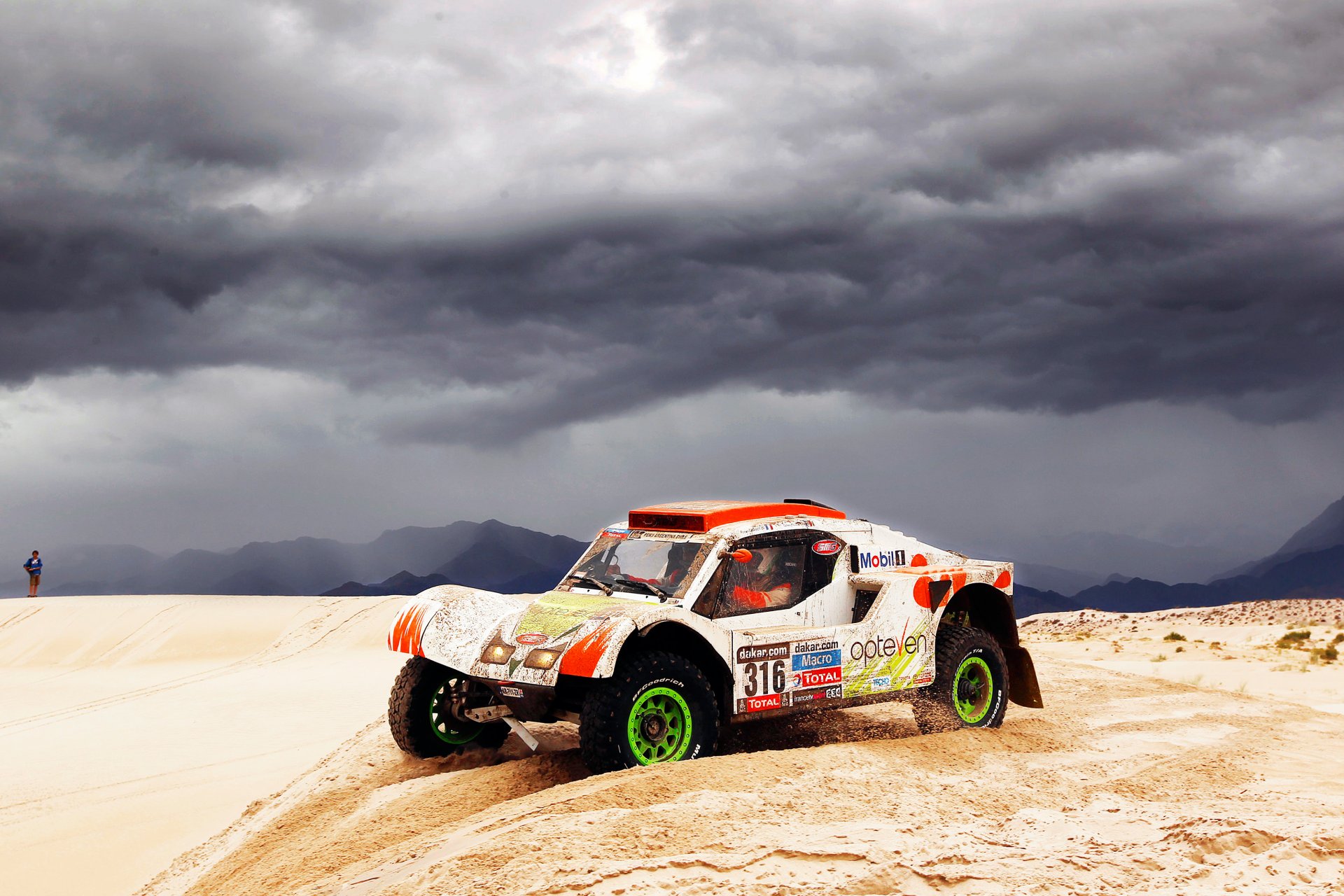 buggy dakar rally rally 2014 auto coche deporte arena blanco vista lateral carrera nubes nublado