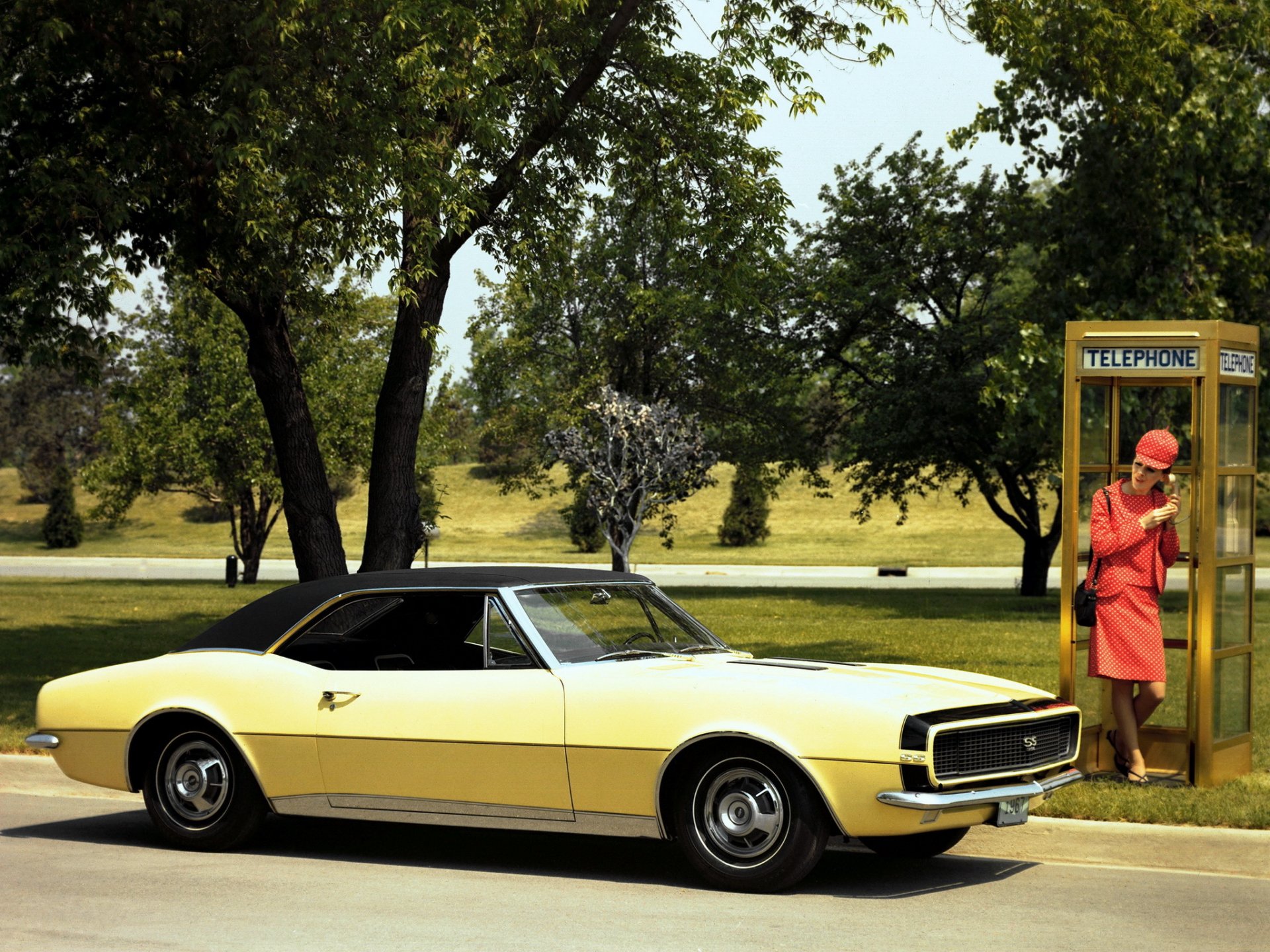 chevrolet camaro rs 1967 chevrolet rétro téléphone fille