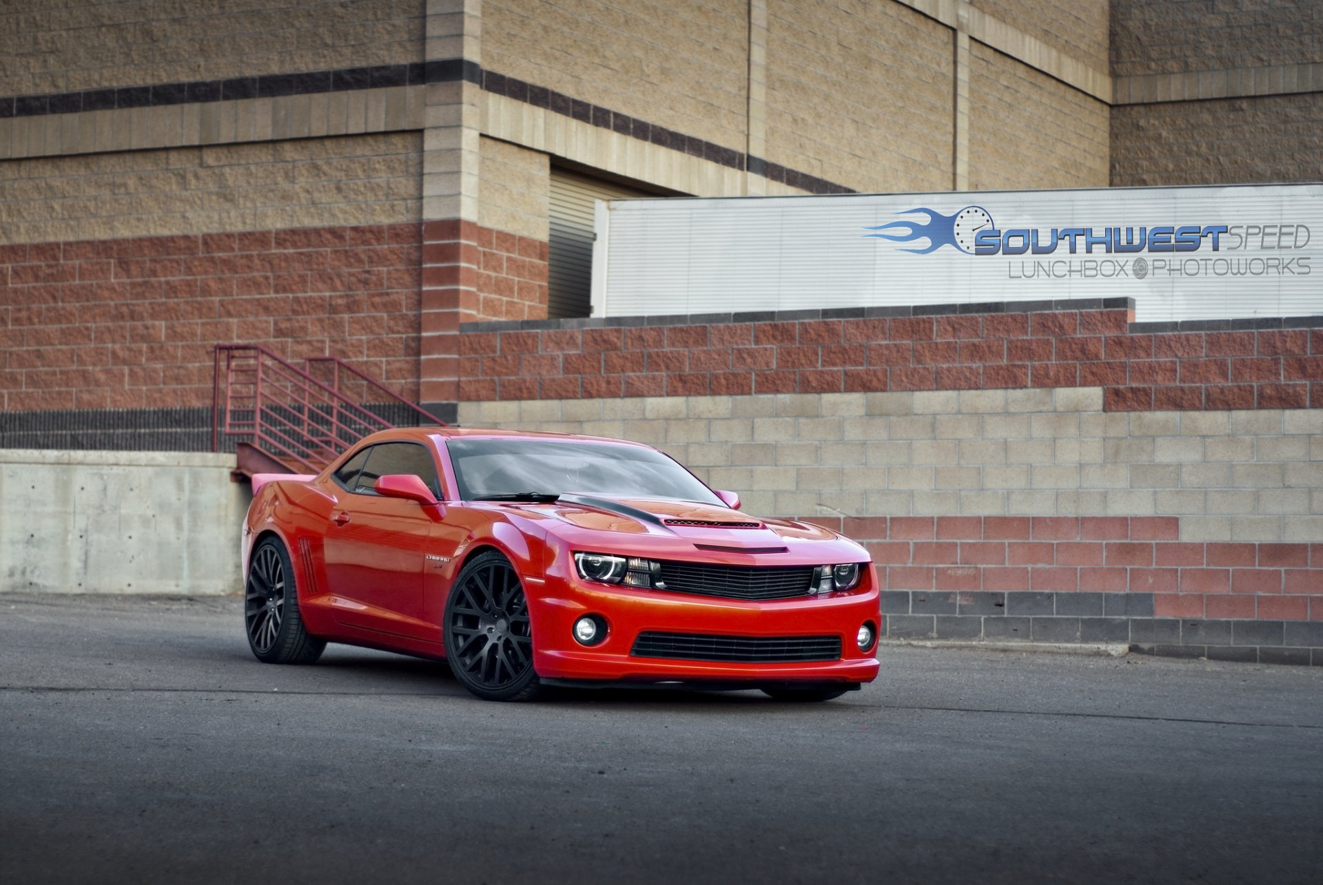 chevrolet camaro ss rojo chevrolet camaro ss rojo edificio