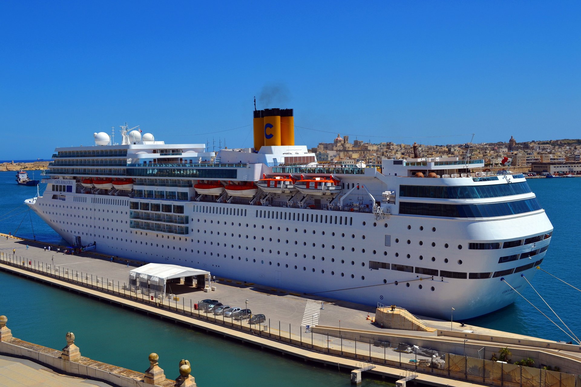 schiff kreuzfahrtschiff liegeplatz pier costa neoromantica foto