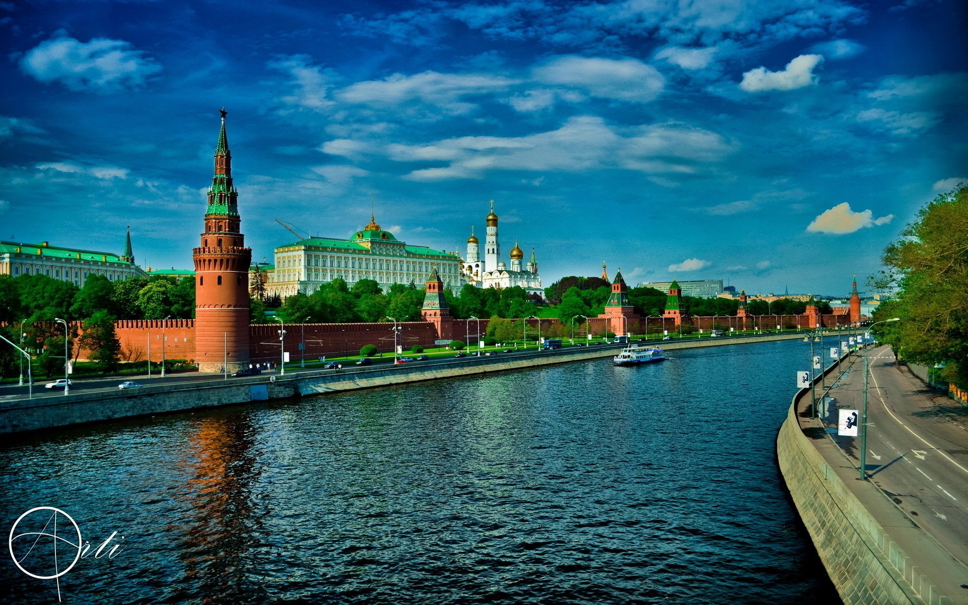 bateau à vapeur moscou ville capitale russie architecture kremlin rivière bâtiments remblai route eau ondulations dômes arbres ciel nuages