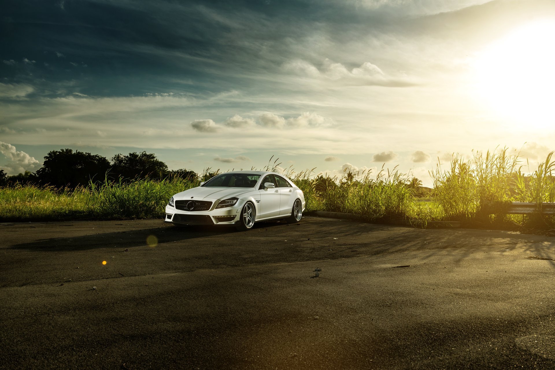 mercedes-benz cls-klasse cls 63 blanc avant mercedes benz avant ciel soleil éblouissement