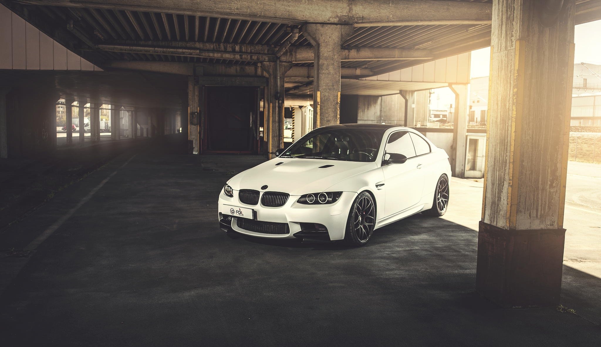 bmw m3 e92 blanc avant bmw supports en béton