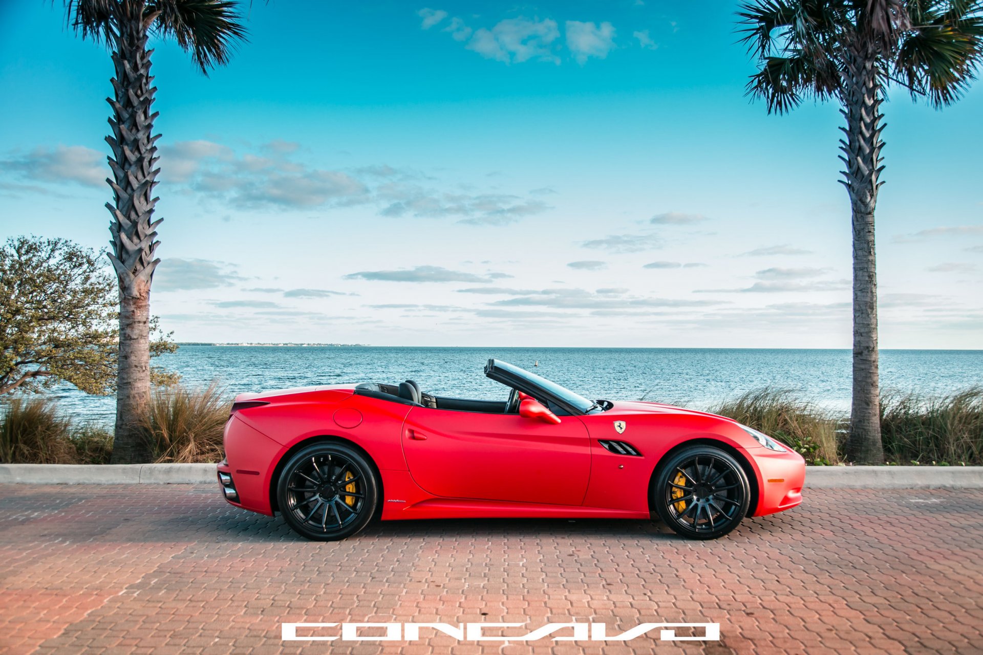 concavo ruedas auto coche ferrari california rojo mate lado