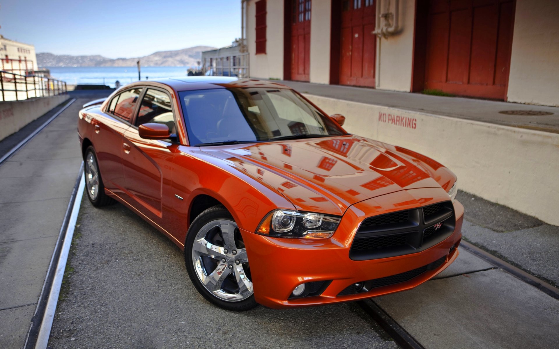 esquivar cargador auto naranja frente capó dodge