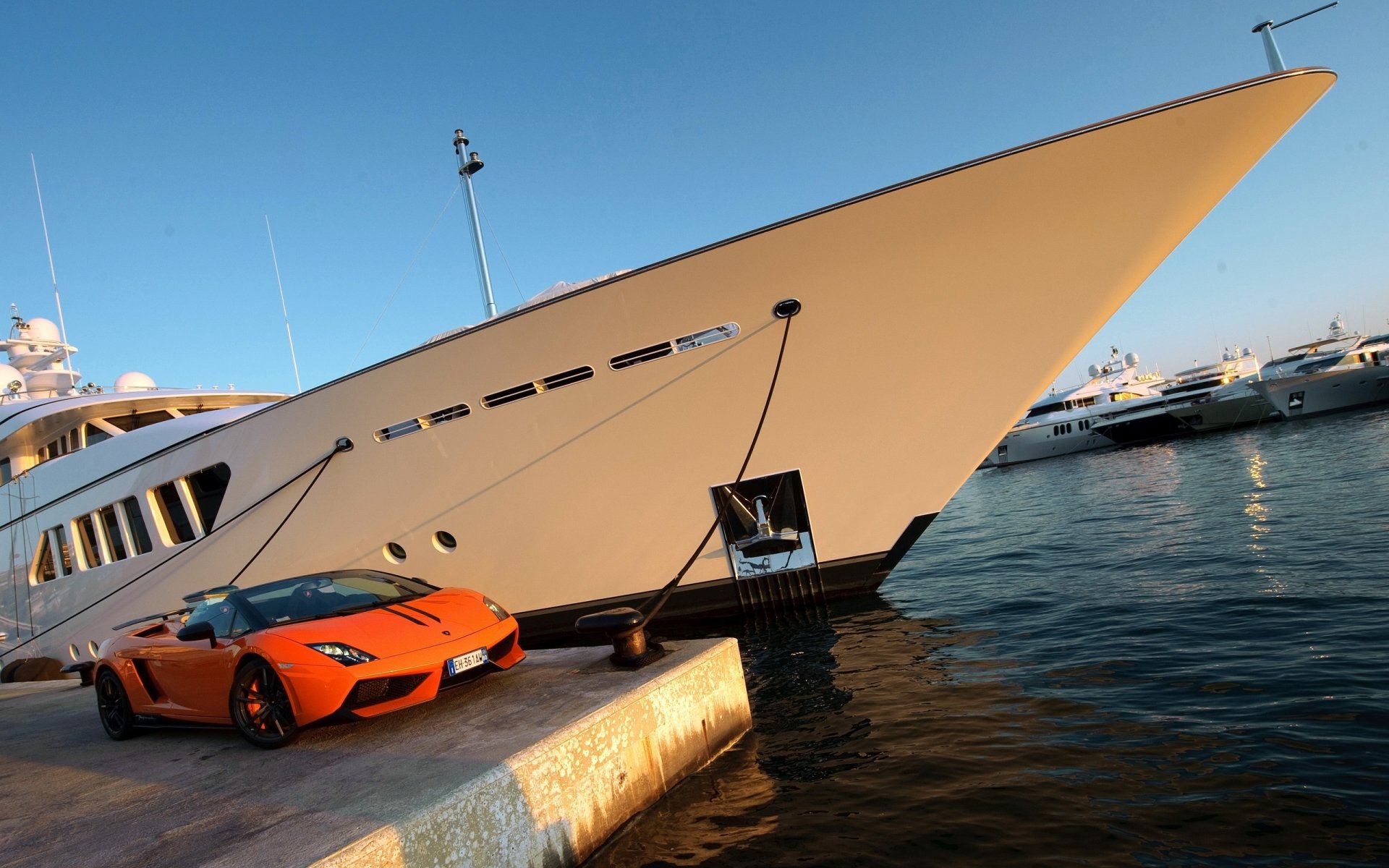 gallardo lp 570-4 spyder performante ciudad puerto barco forro yate ancla cielo nariz mar muelle