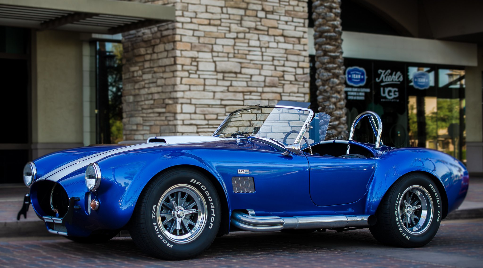 shelby cobra blau gebäude vorne