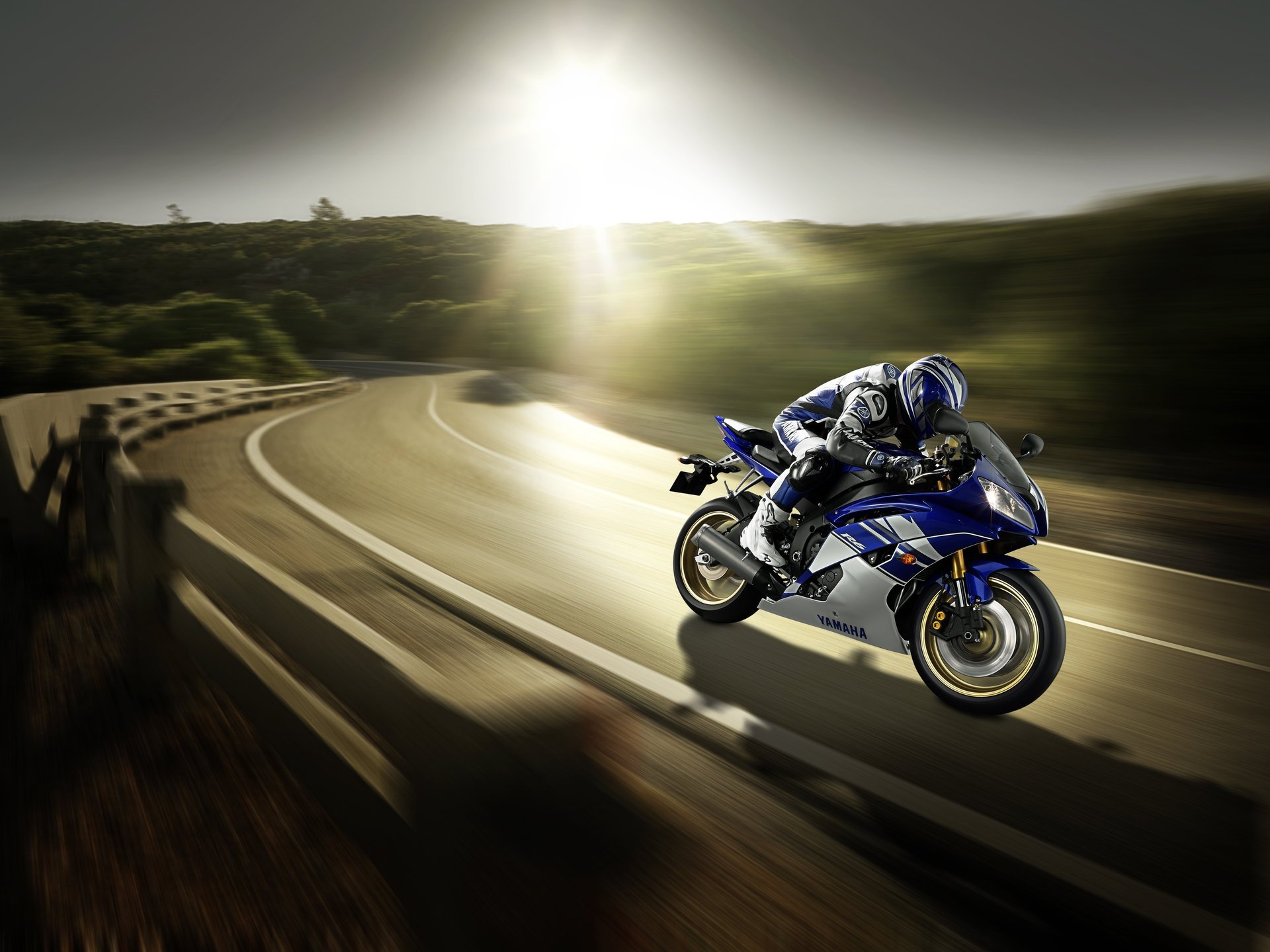 yamaha yzf-r6 2011 sportbike biały niebieski motocykl moto p6 pilot kask droga prędkość słońce światło