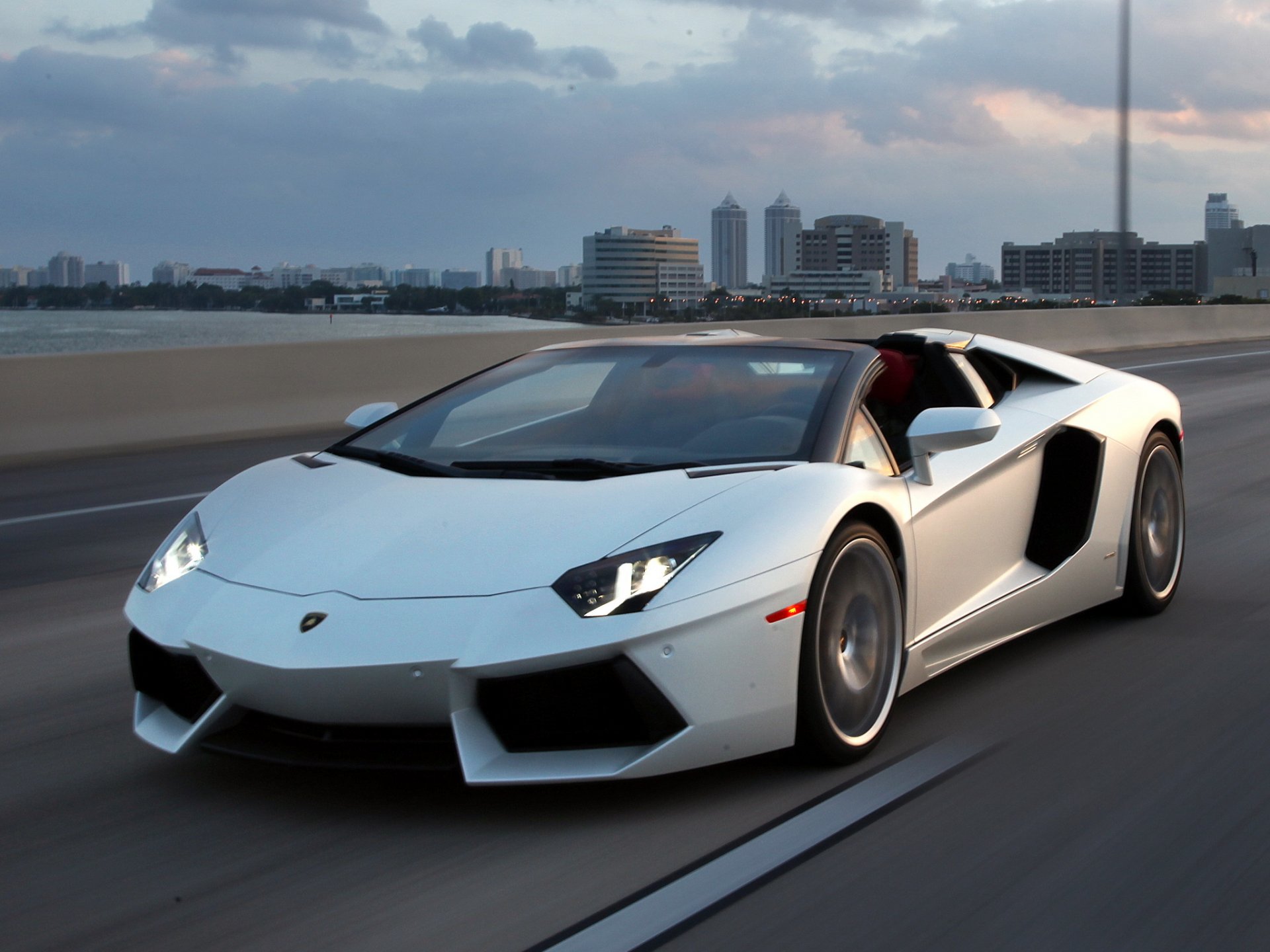 lamborghini aventador lp700-4 родстер белый дорога небо