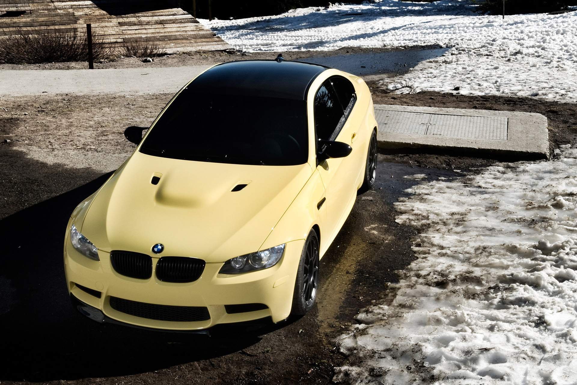 bmw m3 e92 dakar jaune bmw vue de face toit noir neige ombre