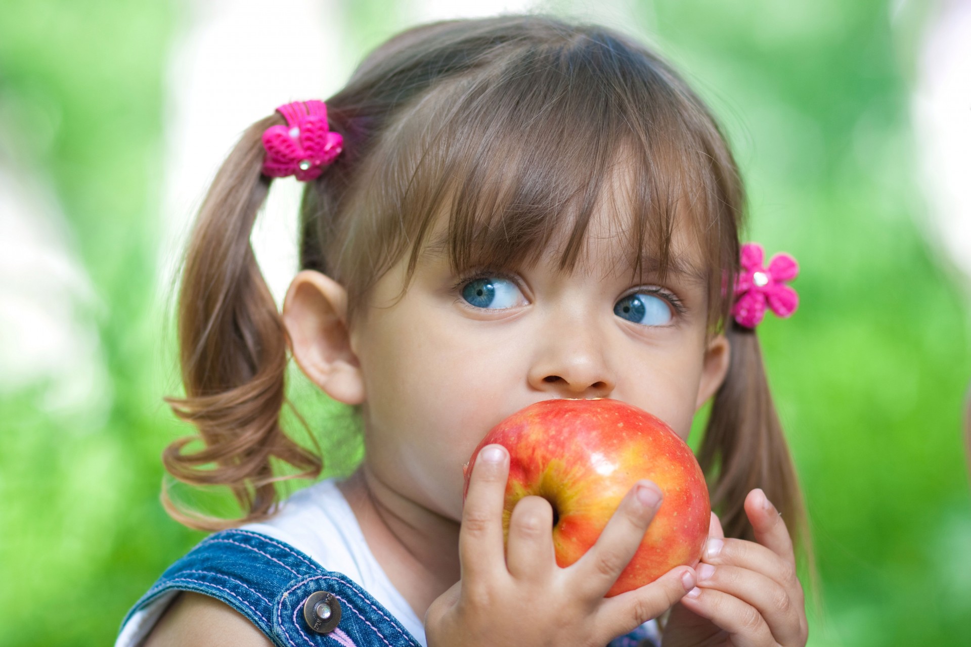 fille yeux pomme rouge fille bleu