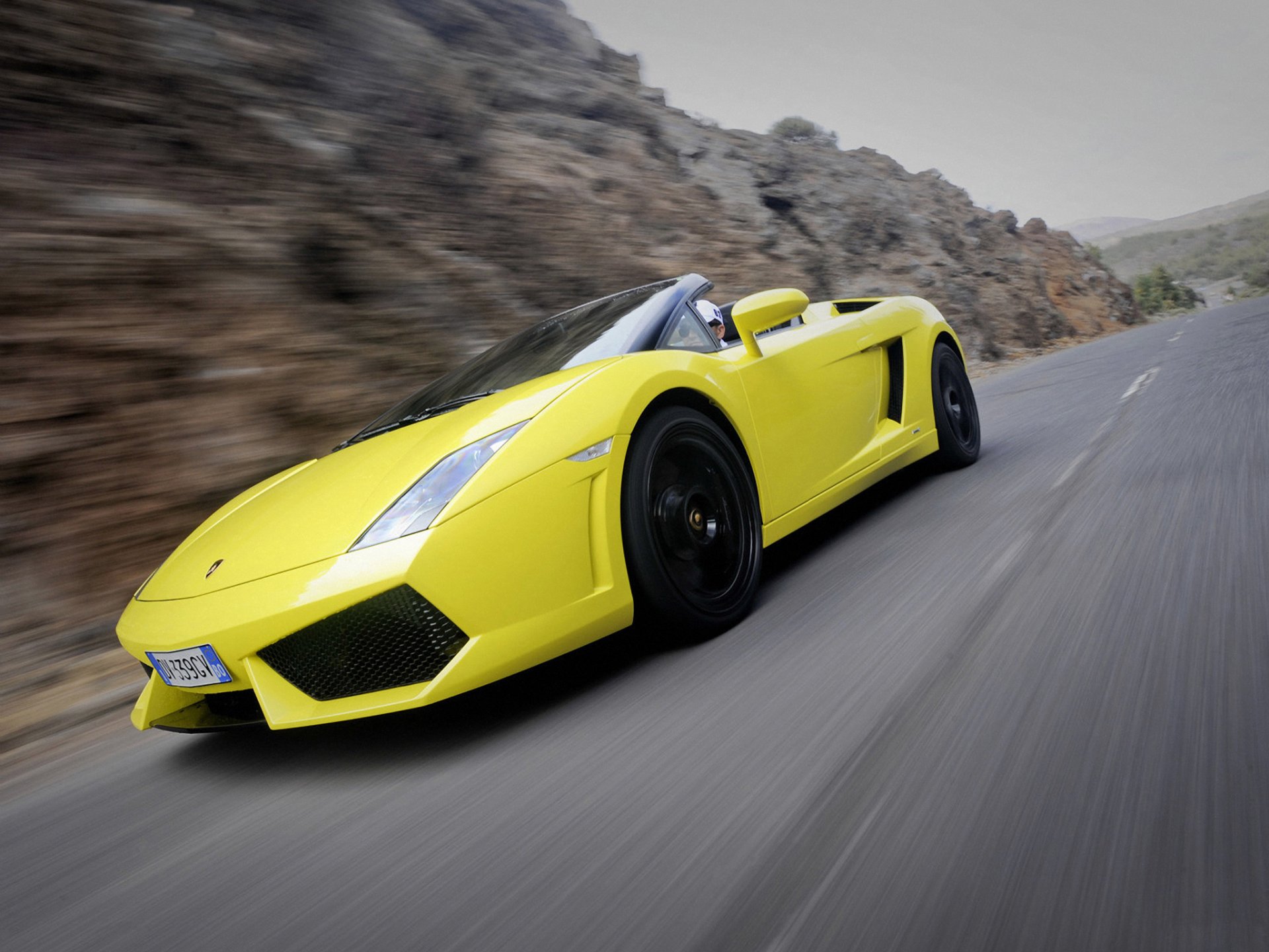 lamborghini gallardo lp560 - 4 spyder lamborghini gallardo araignée cabriolet vue latérale trafic route