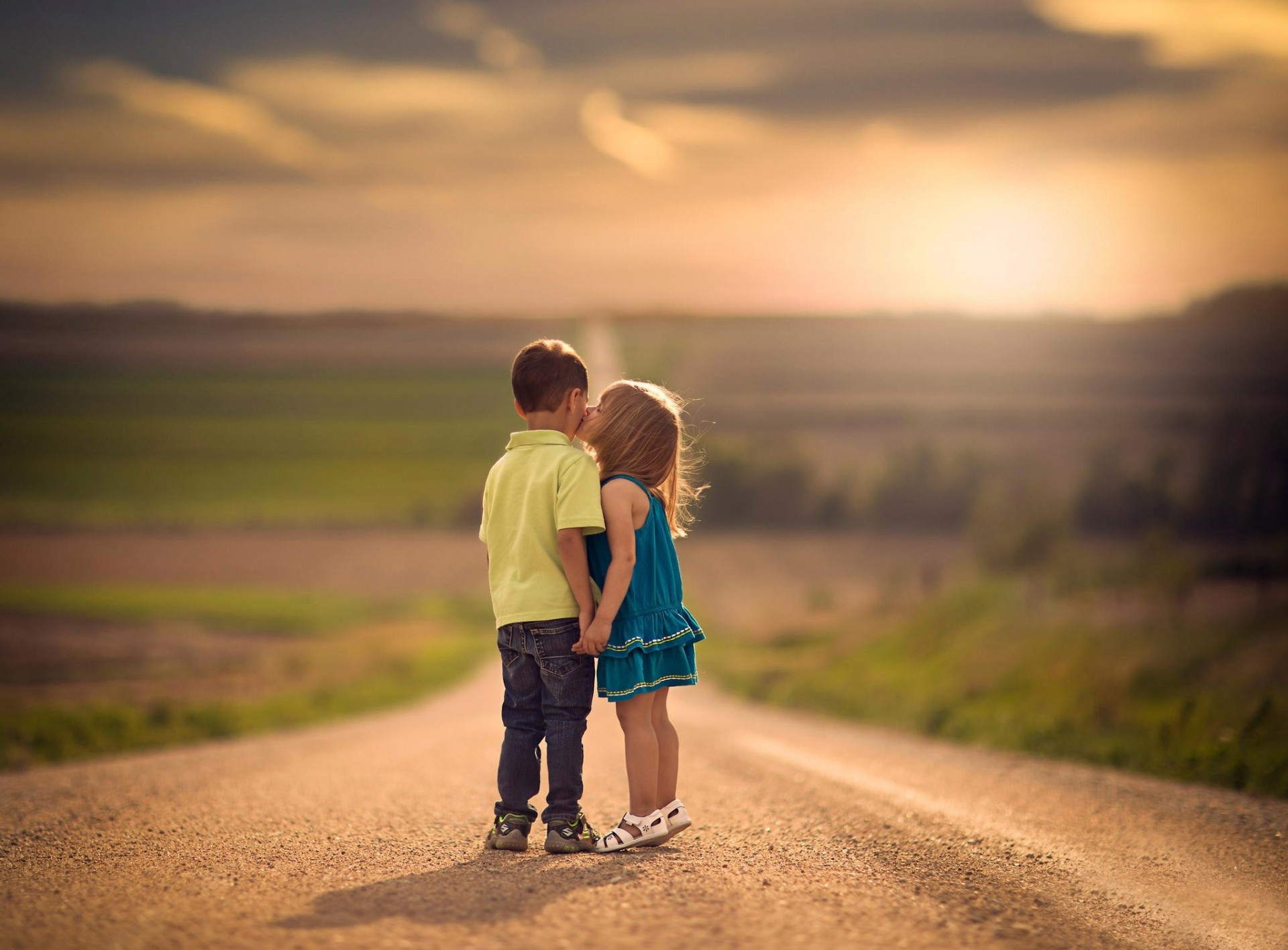 junge positiv mädchen kinder foto makro küssen