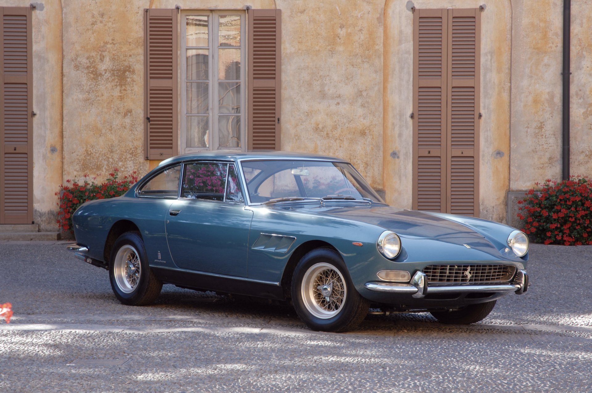 ferrari gt retro blau pflasterstein