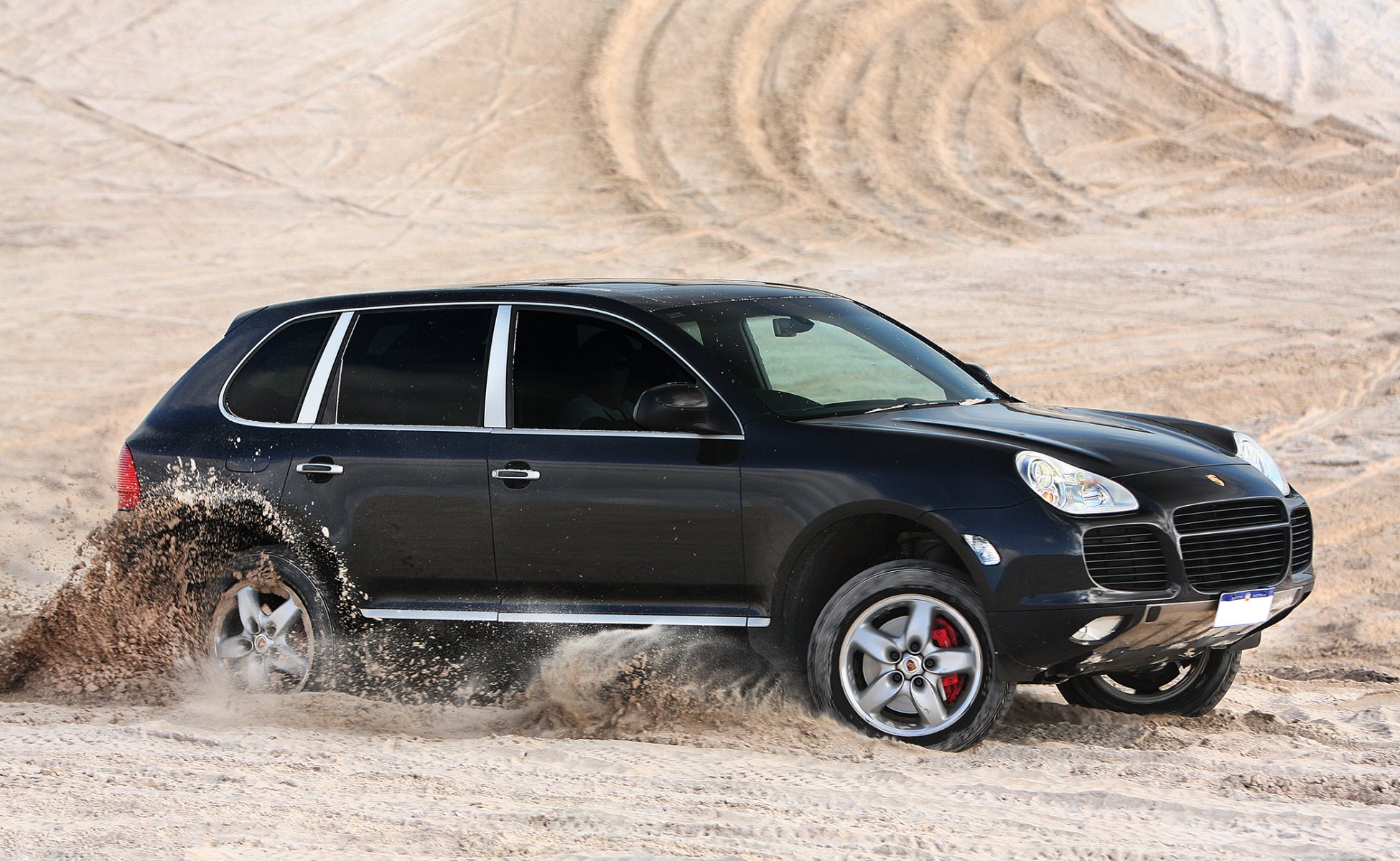 porsche cayenne turbo schwarz sand geschwindigkeit wüste