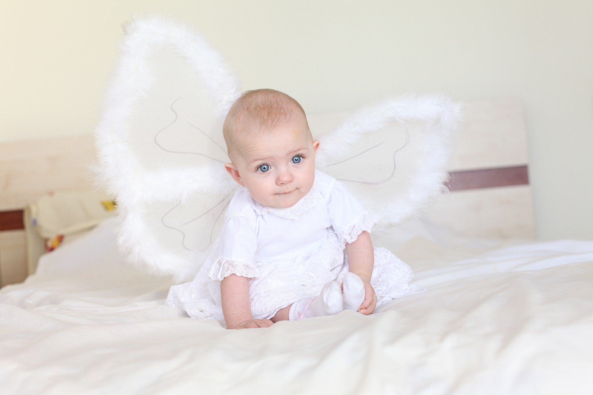 chica cama bebé iluminación ángel