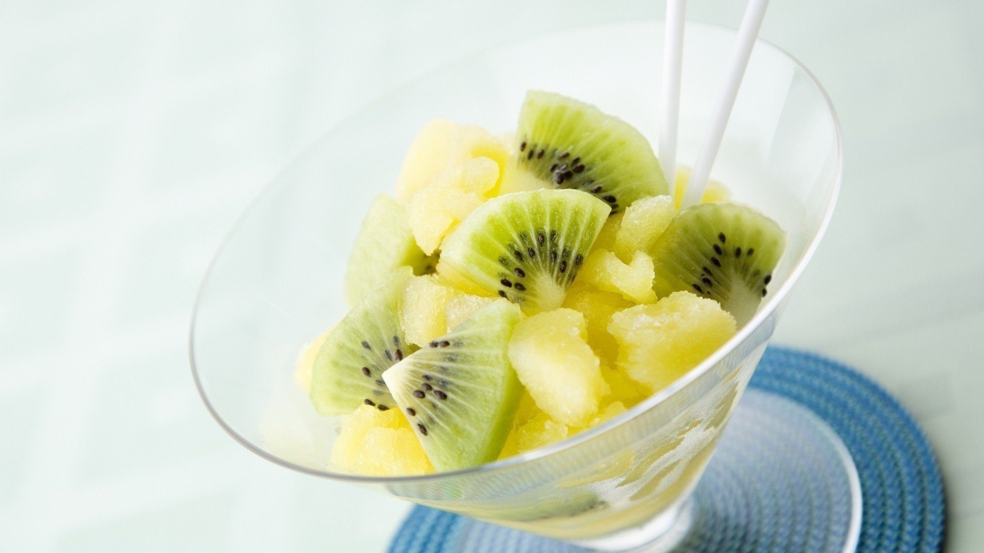 fruta kiwi cóctel postre verde blanco fondo