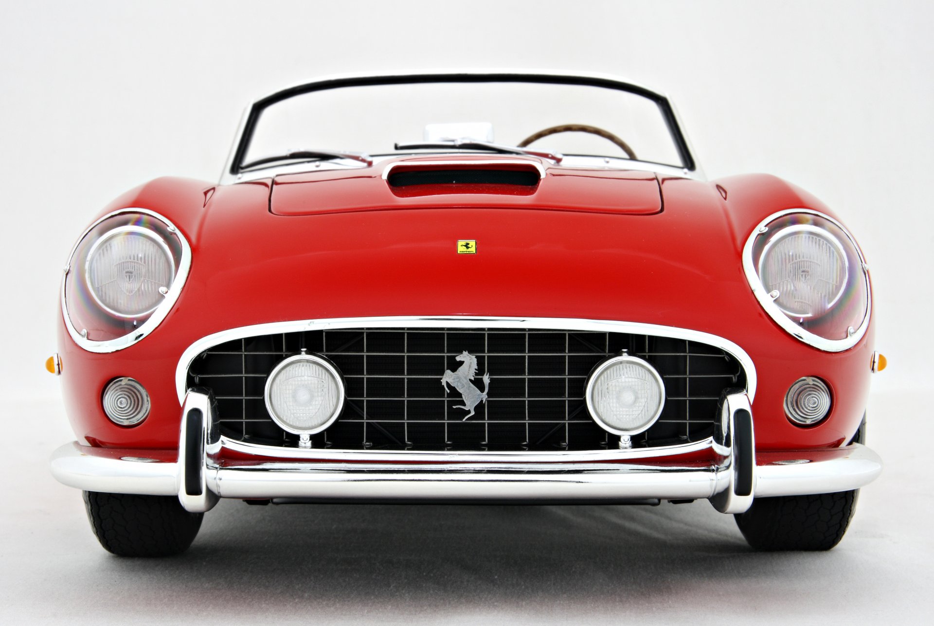 ferrari gt retro rosso cappuccio logo modellista