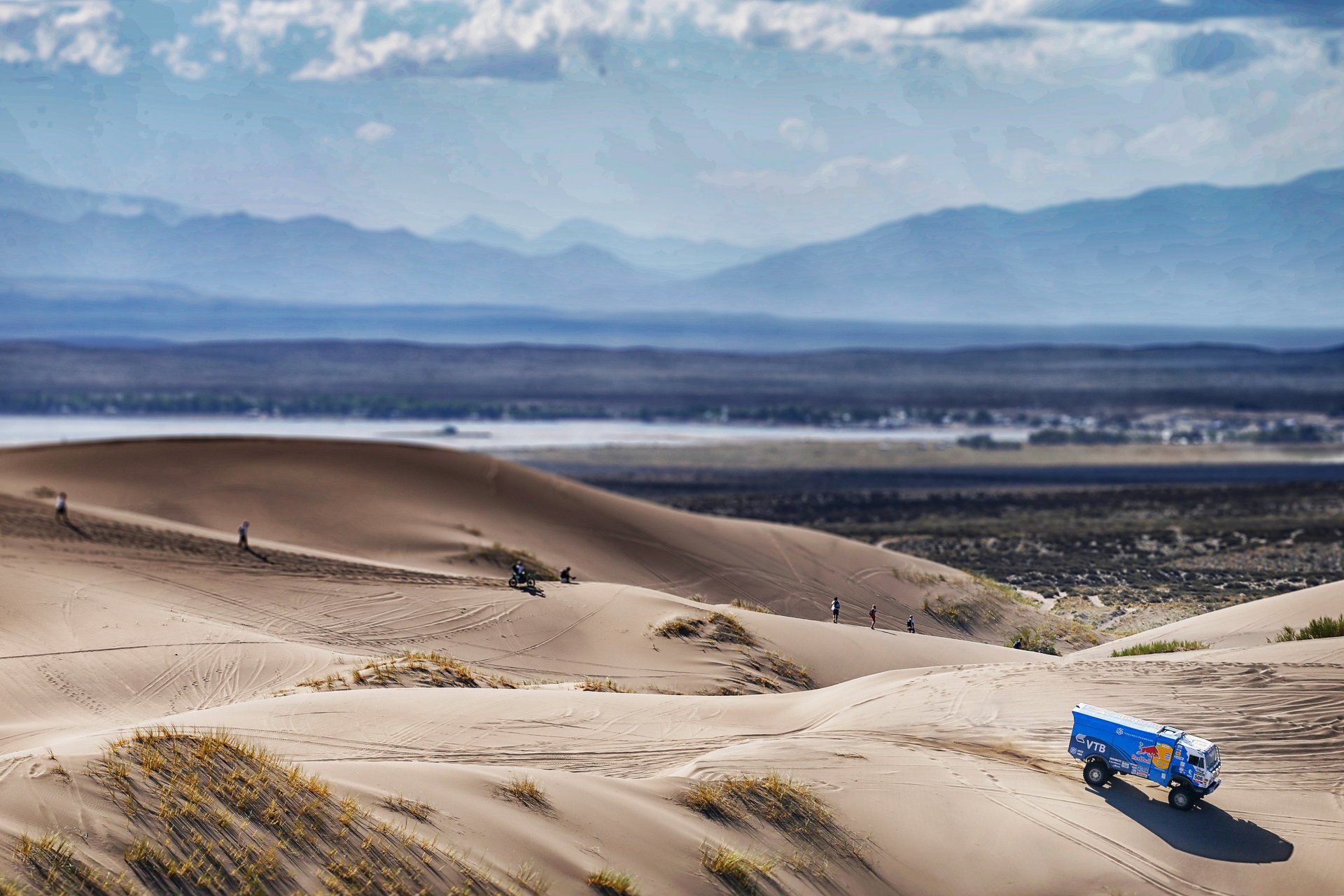 kamaz camion dakar bleu taureau rouge rassemblement vue de dessus montagnes sable dune