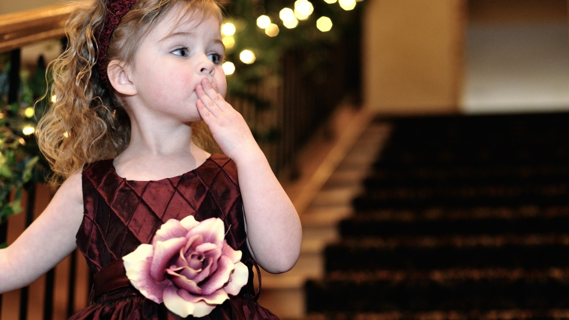 rose blume mädchen kinder locken anziehen küssen treppe