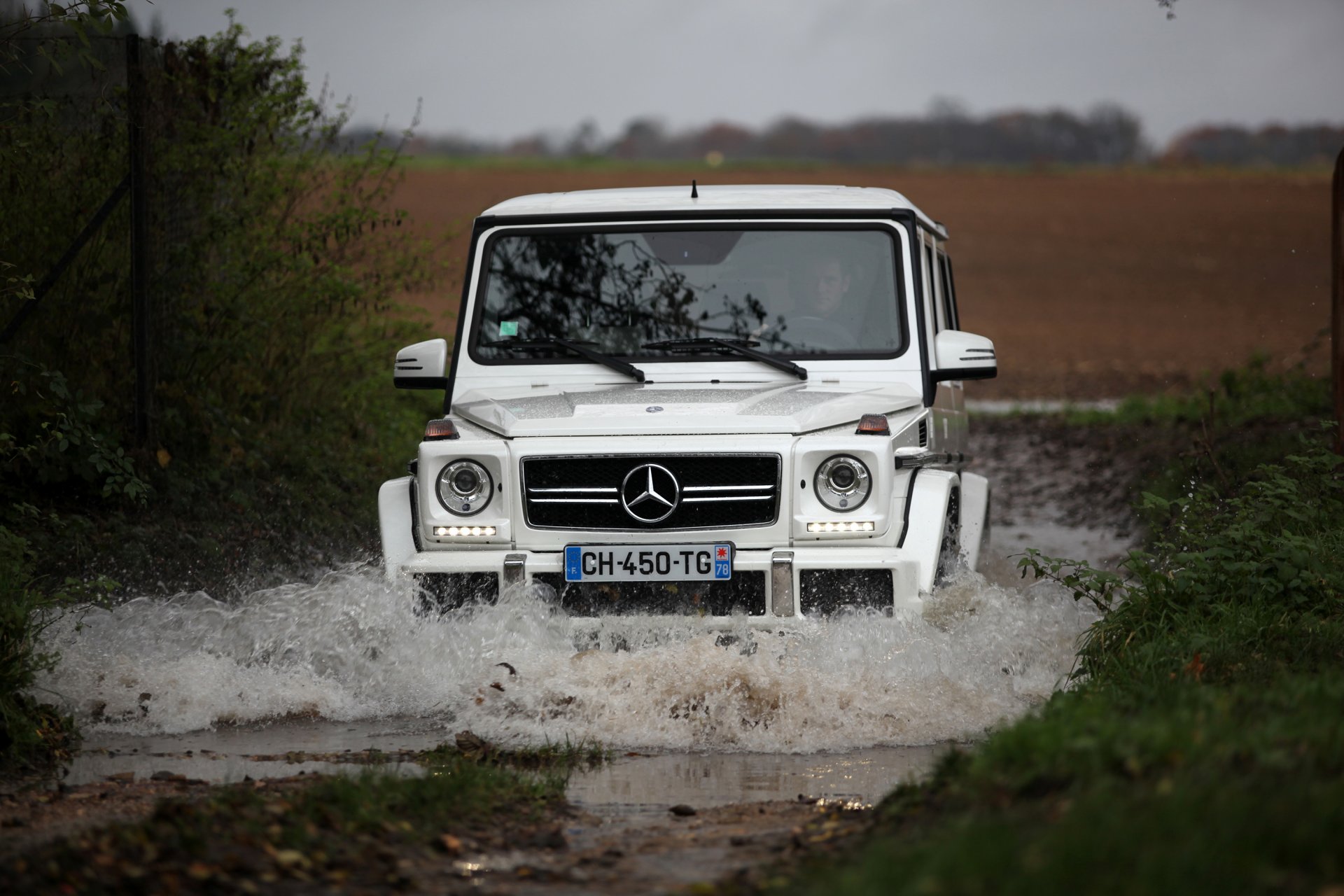 mercedes g63 amg blanco agua off-road spray mercedes salpicaduras fuera de la carretera