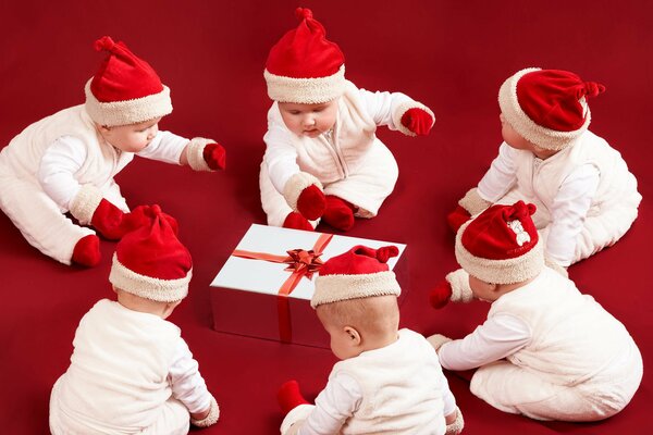 Six enfants en costumes de Noël