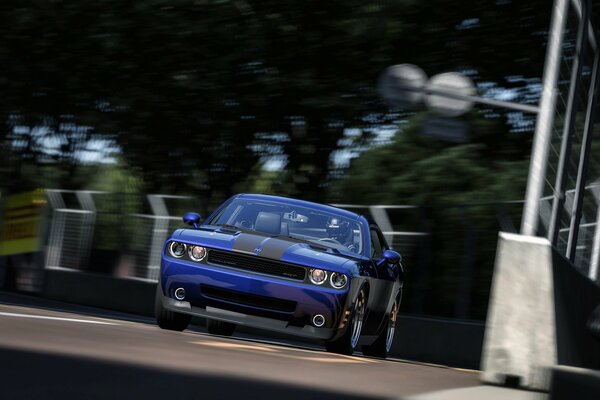 El coche azul está en la carrera. Dodge vuela a una velocidad vertiginosa