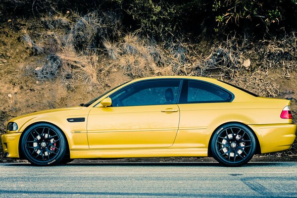 BMW M3 jaune sur la route