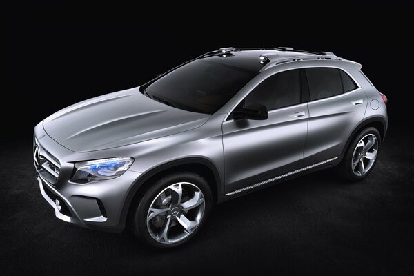 Mercedes Benz gla Farbe Silber