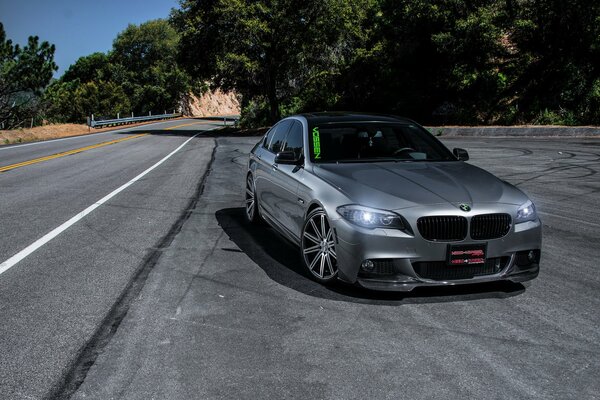 En la carretera BMW M5 metal plateado