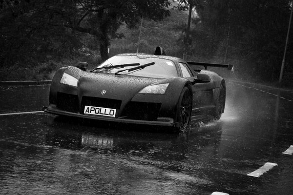 Gumpert Apollo deporte en la carretera bajo la lluvia