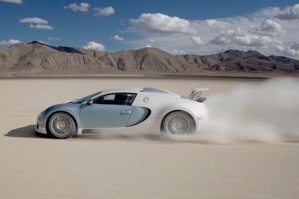 Weißer Bugatti in der Salzwüste in Bonneville