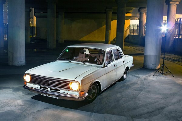 Voiture Volga 24-10 blanc sur le parking dans le bâtiment