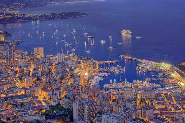 Ciudad de Mónaco costa con rascacielos