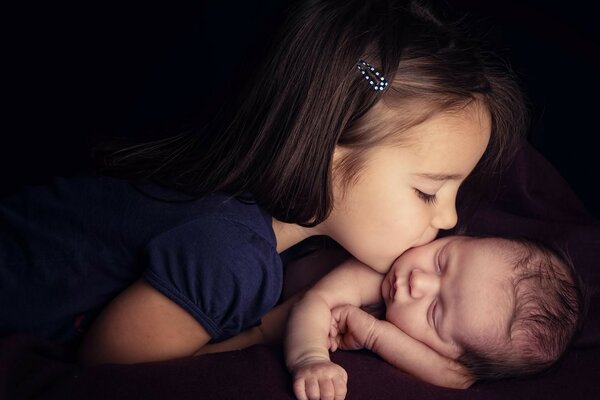 L amour de bébé fille aime frère photoshoot