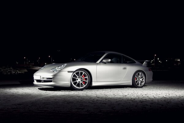 Auto d argento Porsche 911 di notte