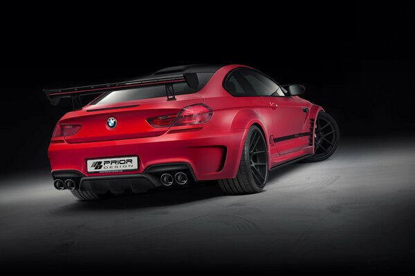 Messa a punto della supercar rossa bmw m6