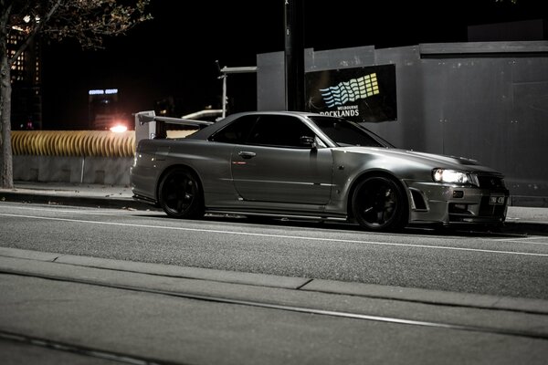 Nissan Skyline GT-R en kit carrosserie sur route