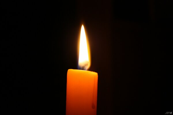 Płonąca w całkowitej ciemności świeca