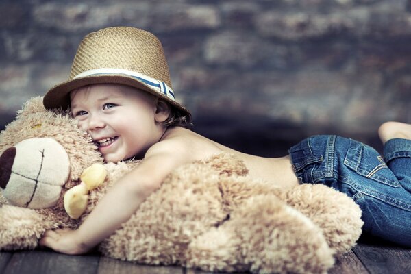 Bébé étreindre un ours en peluche