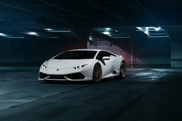 Hermoso Lamborghini blanco en el estacionamiento