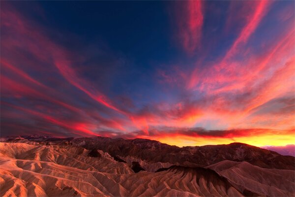 Piękny zachód słońca na pustyni
