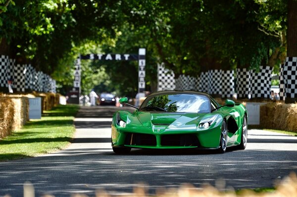 Ferrari verte de course au Festival