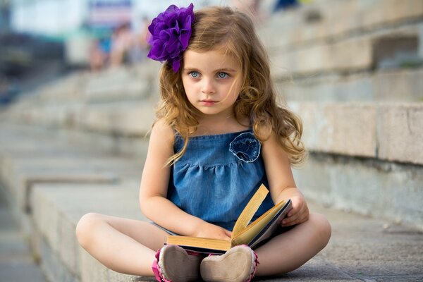 Niña leyendo un libro, humor de libro