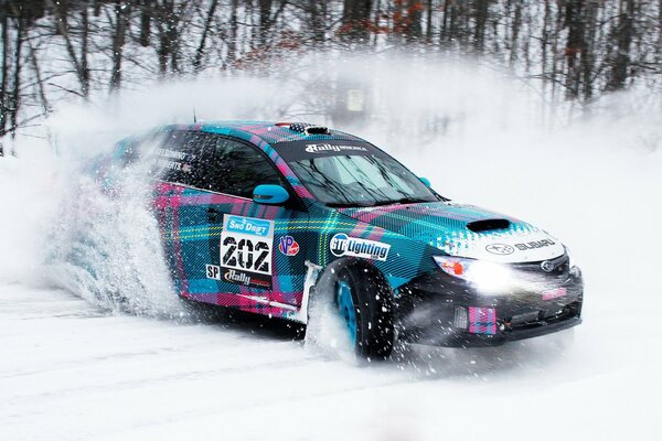 Drift Subaru Impreza na zimowej drodze