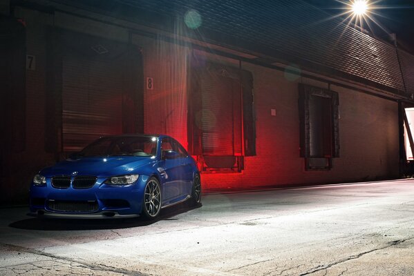 Voiture BMW bleu sur fond de fond rouge